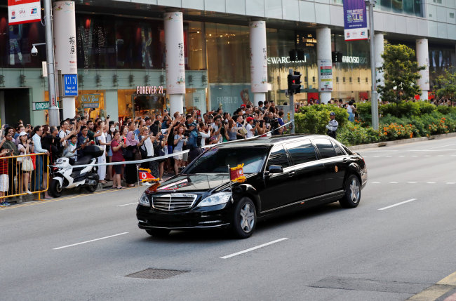 Kim Jong-un makes way to the Istana. (Reuters-Yonhap)