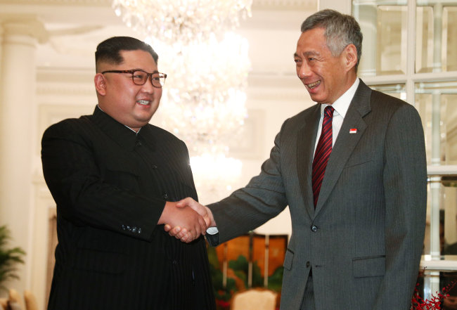 North Korea's leader Kim Jong-un shakes hands with Singapore's Prime Minister Lee Hsien Loong at the Istana in Singapore. (Reuters-Yonhap)