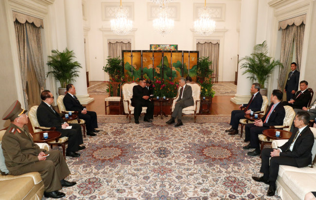 Kim Jong-un meets with Singapore's Prime Minister Lee Hsien Loong at the Istana. (Reuters-Yonhap)