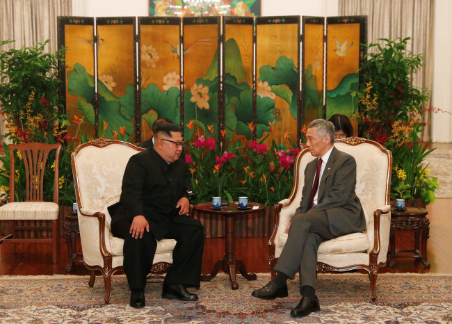 Kim Jong-un meets Singapore's Prime Minister Lee Hsien Loong at the presidential palace of Istana in Singapore. (Reuters-Yonhap)