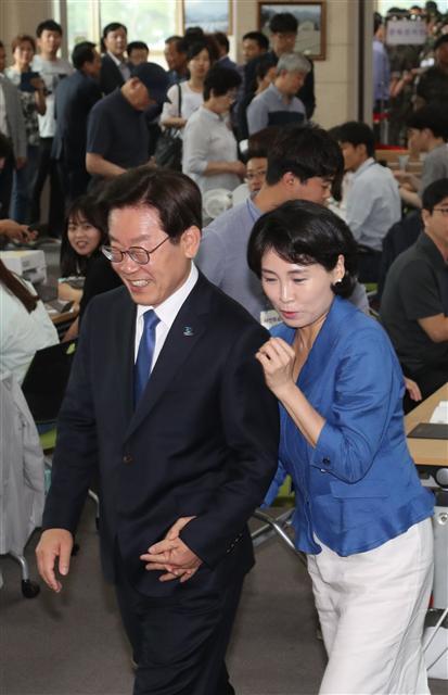 더불어민주당 이재명 경기도지사 후보가 8일 오전 경기 남양주시 별내행정복지센터에서 아내 김혜경 씨와 사전투표를 하고 있다.