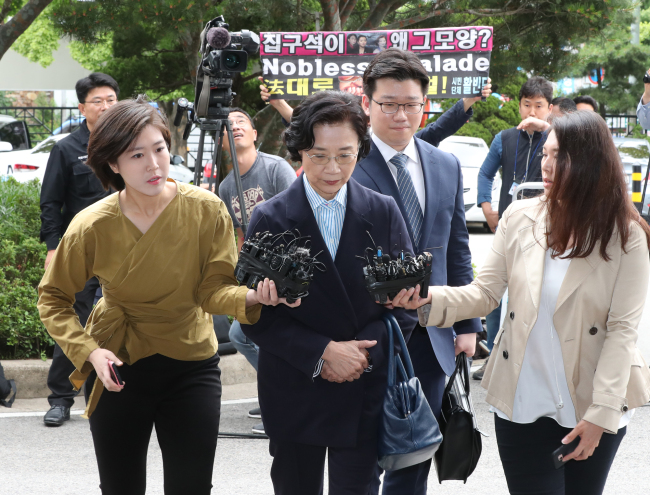 Lee Myung-hee (center), wife of Hanjin Group Chairman Cho Yang-ho, walks into the Seoul office of the Korea Immigration Service on Monday. (Yonhap)