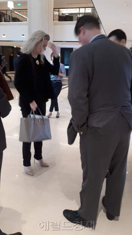 랜달 슈라이버 미 국방부 아시아·태평양 담당 차관보와 앨리슨 후커 백악관 국가안보회의(NSC) 한국 담당 보좌관이 11일 샹그릴라 호텔 로비에 서있다. 슈라이버 차관보는 오늘 실무협상을 재개하냐는 질문에 “코멘트할 수 없다”는 입장을 반복했다.  [싱가포르=문재연 기자/munjae@]
