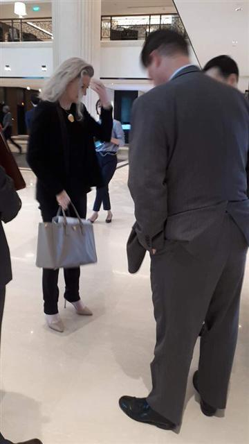 랜달 슈라이버 미 국방부 아시아·태평양 담당 차관보와 앨리슨 후커 백악관 국가안보회의(NSC) 한국 담당 보좌관이 11일 샹그릴라 호텔 로비에 서있다. 슈라이버 차관보는 오늘 실무협상을 재개하냐는 질문에 “코멘트할 수 없다”는 입장을 반복했다.  [싱가포르=문재연 기자/munjae@]