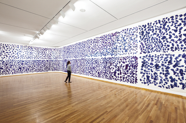 ▲ 김용익, 유토피아 Utopia, 2018, 캔버스 및 벽면에 연필, 비닐 시트, 가변크기.
◀ 최선, 나비 Butterflies, 2014-2017, 캔버스에 잉크,
각 160x914cm (6점).
▼차승언, 금호미술관 플랫랜드 전시전경, 2018