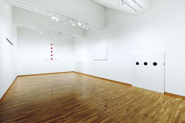 ▲ 김용익, 유토피아 Utopia, 2018, 캔버스 및 벽면에 연필, 비닐 시트, 가변크기.
◀ 최선, 나비 Butterflies, 2014-2017, 캔버스에 잉크,
각 160x914cm (6점).
▼차승언, 금호미술관 플랫랜드 전시전경, 2018