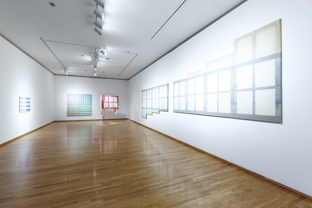 ▲ 김용익, 유토피아 Utopia, 2018, 캔버스 및 벽면에 연필, 비닐 시트, 가변크기.
◀ 최선, 나비 Butterflies, 2014-2017, 캔버스에 잉크,
각 160x914cm (6점).
▼차승언, 금호미술관 플랫랜드 전시전경, 2018