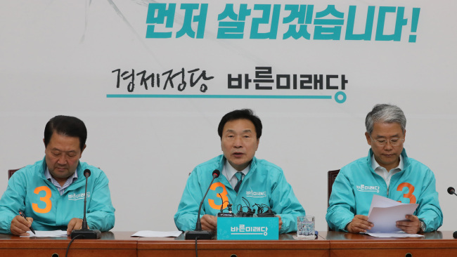 This photo, taken on June 11, 2018, shows Sohn Hak-kyu (center), the chief of the election preparation camp of the minor opposition Bareunmirae Party, holding a press conference. (Yonhap)