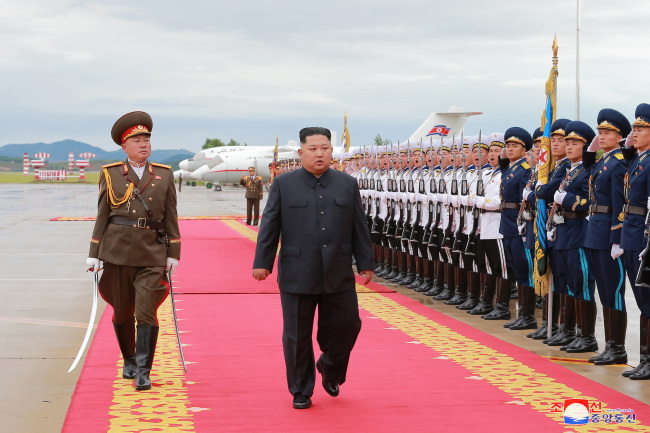 This photo, taken from the North's Rodong Sinmun daily newspaper on June 11, shows North Korean leader Kim Jong-un inspecting an honor guard in Pyongyang before leaving for Singapore the previous day. Kim will hold a historic summit with US President Donald Trump in the city-state on June 12. (Yonhap)