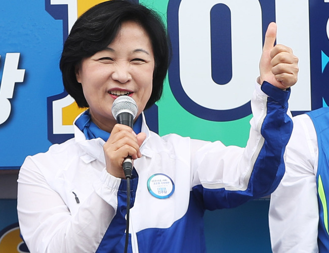 더불어민주당 추미애 대표가 10일 오전 경기도 여주시 여주중앙로 문화의 거리 앞에서 열린 6·13 지방선거 이항진 여주시장 후보 지원유세에서 이 후보 지지를 호소하고 있다. (사진=연합뉴스)