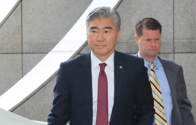 Sung Kim, a US diplomat, appears at a hotel in Singapore for working-level talks with North Korean officials on June 11, 2018. (Yonhap)