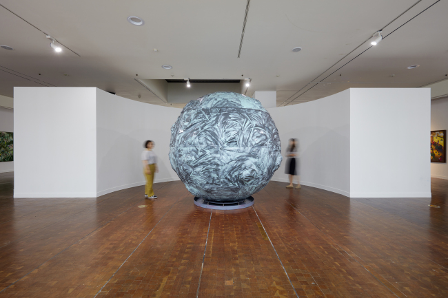박기진, 공, 미디어 설치, 혼합재료, 앱, 앱서비 260x260x260cm, 2018, 프로그래밍:김아욱 [사진제공=서울시립미술관]