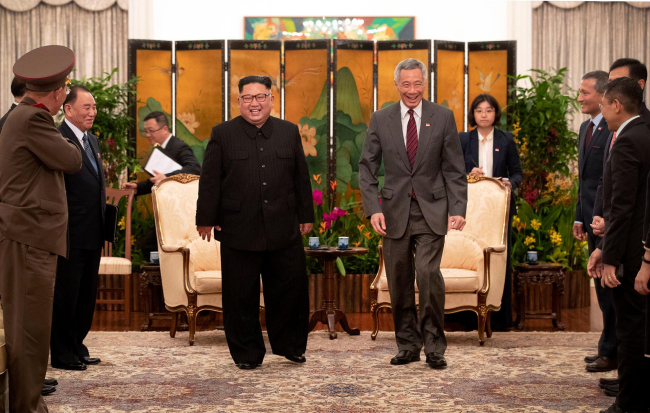 Prime Minister Lee Hsien Loong of Singapore meets with North Korean leader Kim Jong Un on Monday in what was a first meeting between the two leaders. (Yonhap)