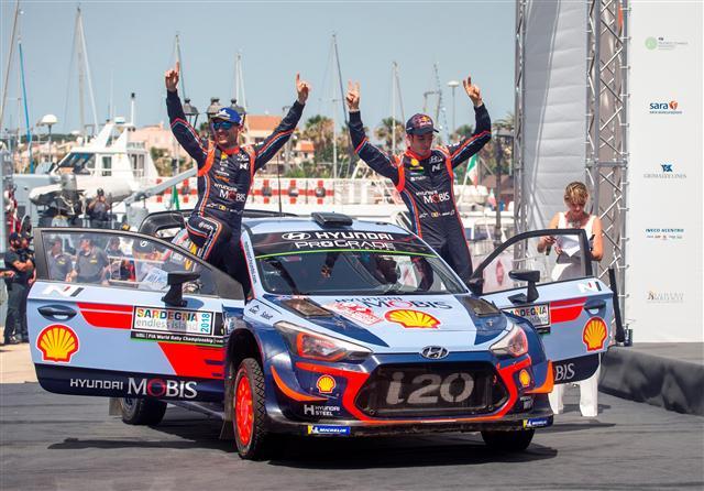 2018 WRC 이탈리아 랠리에서 우승을 차지한 티에리 누빌(오른쪽)과 니콜라스 질술이 우승을 차지하고 환호하고 있다.