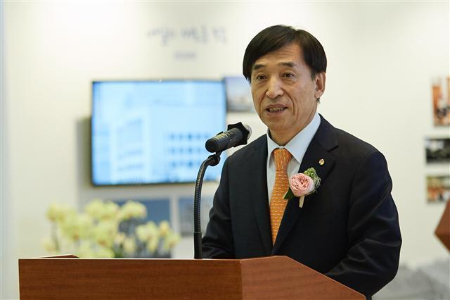 이주열 한국은행 총재는 12일 서울 중구 소재 부영태평빌딩 1층 컨벤션홀에서 열린 한은 창립 68주년 기념식에서 기준금리 인상이 임박했음을 강력하게 시사했다.