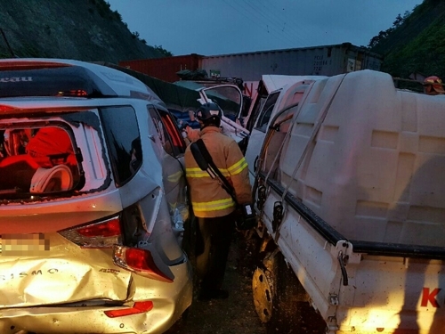 12일 오전 4시 22분께 대전 유성구 안산동 대전∼당진고속도로 당진 방향 남세종 나들목 인근에서 음식물 쓰레기 수거차량과 화물차 등 차량 7대가 잇따라 추돌해 소방당국이 사고 처리를 하고 있다. [대전소방본부 제공=연합뉴스]