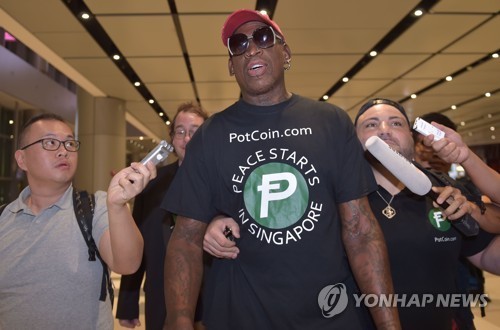 싱가포르 도착한 로드먼
[AFP=연합뉴스]
