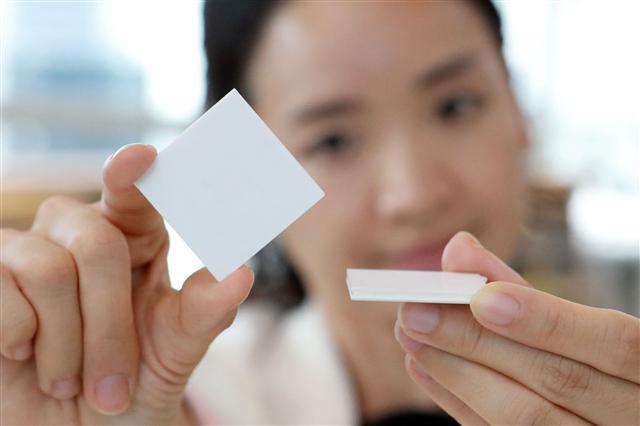 LG이노텍이 나노 다결정 열전(Thermoelectric) 반도체 기술로 본격적인 열전 반도체 시장 공략에 나선다.
LG이노텍은 나노 다결정 소재를 적용한 열전 반도체 개발에 성공, 최근 구미 공장에 소재 생산라인 구축을 완료했다고 12일 밝혔다. 이 제품은 내년 상반기 양산에 들어갈 계획이다.
열전 반도체는 전기를 공급해 냉각·가열 기능을 구현하고, 온도 차를 이용해 전력을 생산하는 혁신 부품이다.
열전 반도체에 전기가 흐르면 한쪽은 발열, 반대쪽은 냉각되는 ‘펠티어 효과(Peltier effect)’와 양쪽에 온도차를 주면 전력을 발생하는 ‘제벡 효과(Seebeck effect)’를 이용한다.
이번 열전 반도체는 LG이노텍이 독자 개발한 나노 다결정 소재를 적용했다.
나노 다결정 소재는 10억분의 1미터 수준인 나노미터(nm) 단위의 초미세 결정 구조를 구현했다. 이를 통해 기존 단결정 소재의 강도와 효율을 높여 냉장고 등 가전제품에서 차량·선박 등으로 적용 범위를 확대했다.
나노 다결정 소재는 단결정 소재 대비 2.5배 이상 강도가 높아 진동으로 소재가 깨지기 쉬운 차량·선박 등에 적용이 가능한 특장점이 있다.
열저항을 최소화시킨 자체 모듈 구조를 적용해 단결정 열전 반도체 모듈 대비 냉각 효율을 30% 높여 동일 온도로 냉각 시 소비전력을 최대 30%까지 낮출 수 있다.
LG이노텍의 열전 반도체를 냉장고, 정수기 등 소형 가전에 장착하면 가전의 크기와 소음을 줄일 수 있다.
LG이노텍의 열전 반도체 기술은 통신 분야에도 활용이 가능하다.
차량 및 선박에 적용 시, 운행 중 발생돼 버려지는 폐열(廢熱)을 전기로 변환해 재활용함으로써 필요 연료와 배출되는 유해가스를 줄일 수 있다.
LG이노텍 관계자는 “LG이노텍은 열전 반도체의 소재·소자·모듈의 R&D부터 생산, 품질관리에 이르는 토털 서비스 제공이 가능하다”며 “차별화된 나노 다결정 소재와 모듈화 기술 확보로 가전뿐 아니라 통신, 차량·선박, 산업용·웨어러블 기기 등으로 열전 반도체 적용 분야를 더욱 넓혀갈 수 있을 것”이라고 말했다.
이승환 기자/nice@heraldcorp.com