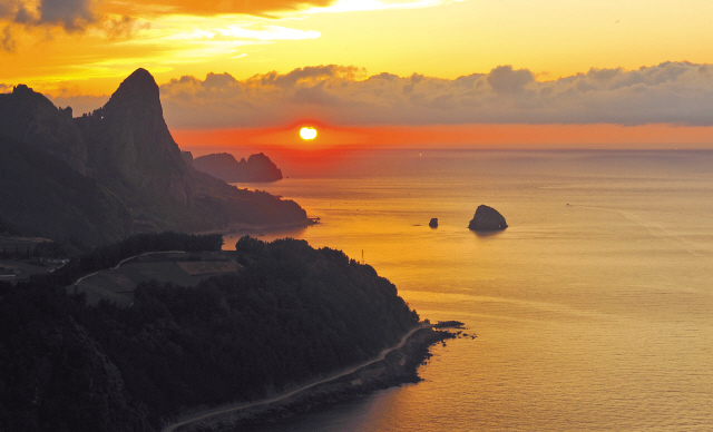 ①울릉도의 석양. ②관음도. ③독도전망대에서 내려다본 울릉군 중심지 도동항. ④신비한 지질현상이 만들어낸 3층 봉래폭포. ⑤드론이 촬영한 울릉도 전경. ⑥나리분지 너와집. ⑦코끼리바위(공암). ⑧해뜰 무렵 저동항 방파제에 내려 앉은 새들.