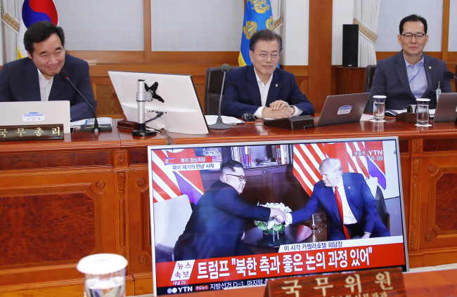 Moon Jae-in watches live broadcast of Trump-Kim summit from Seoul (Yonhap)