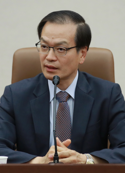 허익범 특검이 12일 서울 서초동 변호사회관에서 취재진 질문에 답하고 있다. [연합뉴스]