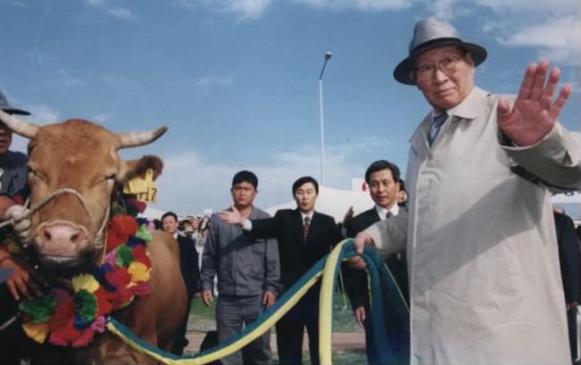 　Late Hyundai Group Founder Chung Ju-young is photographed before he leaves for North Korea via the truce village of Panmunjeom in June 1998. The former refugee crossed the border with a herd of 500 cows, in a symbolic mission that initiated Hyundai Group’s inter-Korean businesses. (Korea Herald file photo)