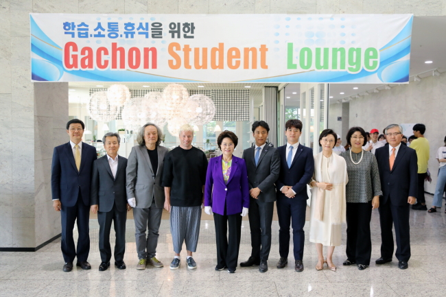가천대가 12일 카페형 학생 휴식 라운지 ‘라곰’을 오픈하고 기념사진을 촬영하고 있다. 사진 왼쪽에서 5번째 이길여 총장, 4번째 안톤 이케아 수석디자이너.[사진제공=가천대]<br />　
가천대가 12일 카페형 학생 휴식 라운지 ‘라곰’을 오픈하고 기념사진을 촬영하고 있다. 사진 왼쪽에서 5번째 이길여 총장, 4번째 안톤 이케아 수석디자이너.[사진제공=가천대]
　