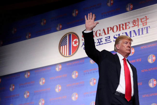 US President Donald Trump waves after a news conference (Reuters-Yonhap)