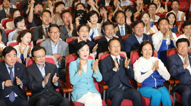 추미애 대표 등 더불어민주당 지도부와 의원, 당직자들이 13일 저녁 국회 의원회관에 마련된 개표상황실에서 6·13 지방선거 개표방송을 시청하며 민주당의 압승을 예측하는 출구조사 결과가 발표되자 환호하고 있다.[사진=연합뉴스]
추미애 대표 등 더불어민주당 지도부와 의원, 당직자들이 13일 저녁 국회 의원회관에 마련된 개표상황실에서 6·13 지방선거 개표방송을 시청하며 민주당의 압승을 예측하는 출구조사 결과가 발표되자 환호하고 있다.[사진=연합뉴스]