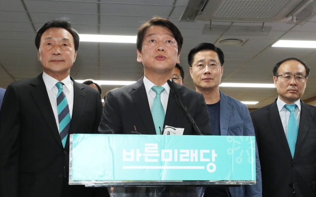 안철수 바른미래당 서울시장 후보가 13일 오후 서울 여의도 당사 개표상황실을 방문해 입장을 발표하고 있다.[사진=연합뉴스]
안철수 바른미래당 서울시장 후보가 13일 오후 서울 여의도 당사 개표상황실을 방문해 입장을 발표하고 있다.[사진=연합뉴스]