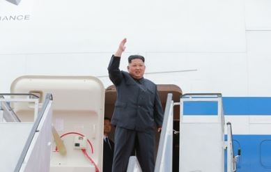 평양 출발하는 김정은 국무위원장
(서울=연합뉴스) 북한 노동신문이 김정은 북한 국무위원장이 싱가포르에서 열리는 북미정상회담에 참석하기 위해 10일 중국 전용기로 출발하고 있다고 11일 보도했다.