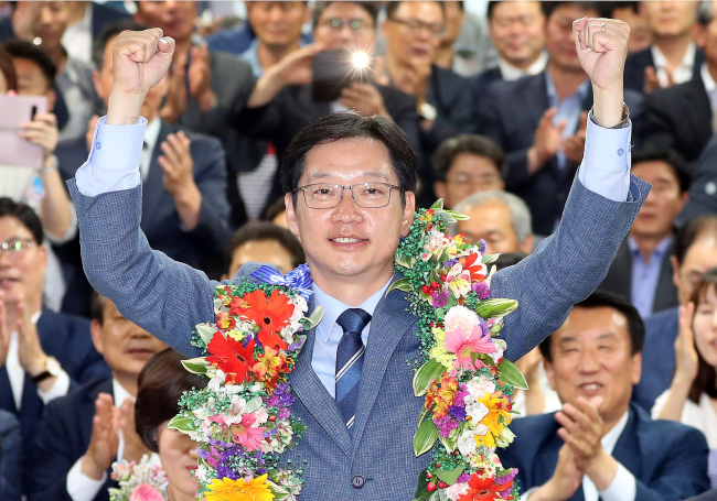 김경수 더불어민주당 경남도지사 당선인이 14일 당선이 확실시되자 팔을 들어 보였다. (사진=연합뉴스)
