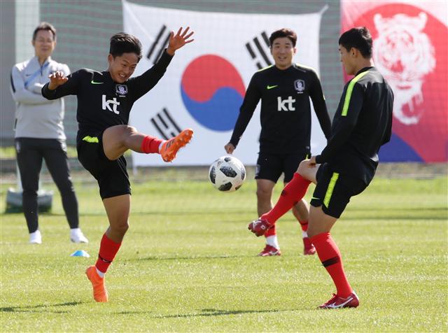 13일 오후(현지시간) 대한민국 축구대표팀 선수들이 상트페테르부르크 로모노소프 스파르탁 스타디움에서 훈련하고 있다. [연합뉴스]