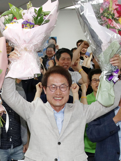 전국 46개 자사고의 절반이 위치한 서울에서 완전추첨제를 통한 일반고 전환을 추진해 나갈 계획인 조희연 서울교육감 당선인이 당선 축하 꽃다발을 받고 포즈를 취하고 있다. [사진=연합뉴스]