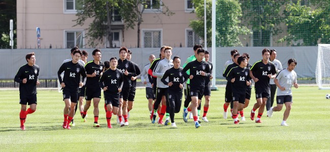 South Korea national football team players train at Spartak Stadium in Lomonosov, a suburb of Saint Petersburg, on June 13, 2018. (Yonhap)