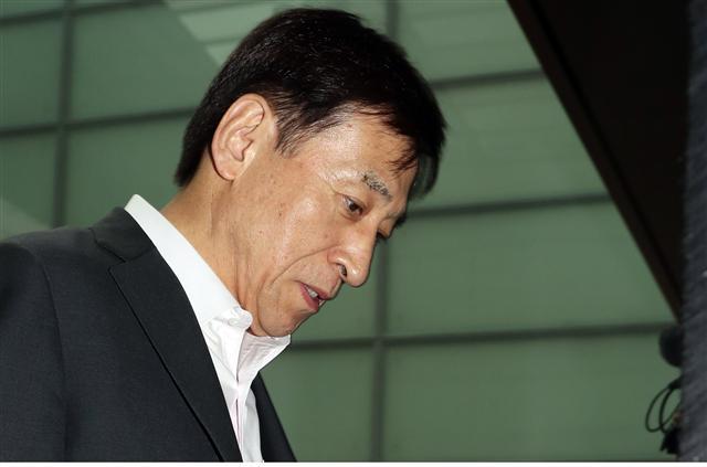 <YONHAP PHOTO-2087> 출근하는 이주열 한은 총재 (서울=연합뉴스) 정하종 기자 = 이주열 한국은행 총재가 14일 오전 서울 중구 한국은행으로 출근하고 있다. 이날 이 총재는 미국의 기준금리 인상이 국내 경제에 미칠 영향에 대해“우려할 정도로 크지 않을 것”이라고 말했다. 2018.6.14 chc@yna.co.kr/2018-06-14 09:33:30/ <저작권자 ⓒ 1980-2018 ㈜연합뉴스. 무단 전재 재배포 금지.>