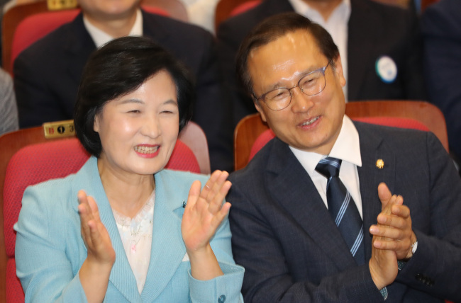 더불어민주당 추미애 대표와 홍영표 원내대표가 13일 저녁 국회 의원회관에 마련된 개표상황실에서 6·13 지방선거 개표방송을 시청하며 민주당의 압승을 예측하는 출구조사 결과가 발표되자 환한 표정을 짓고 있다. (사진=연합뉴스)