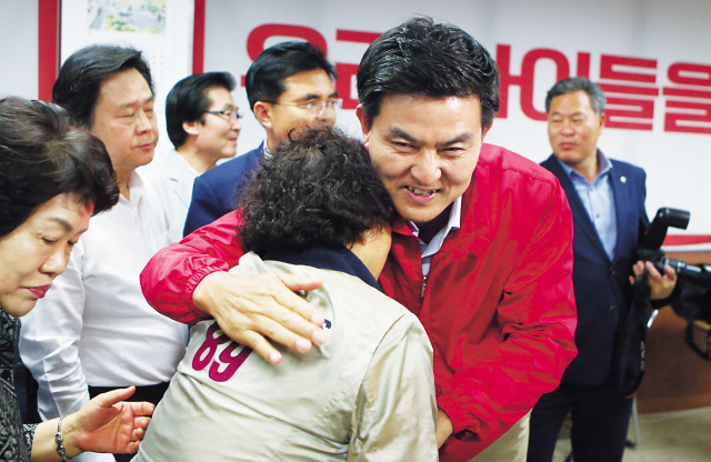 김경수 경남지사 당선인과 경합을 벌였던 김태호 자유한국당 경남지사 후보가 14일 창원시 성산구의 선거사무실을 방문해 당직자들을 격려하고 있다. 보수야당이 기대했던 ‘샤이보수’의 결집력은 발휘되지 않았지만 경남과 경기 등 주요지역에서 기존 여론조사 및 방송 3사의 출구조사보다 득표율 격차를 줄이며 존재감을 확인했다.  [연합뉴스]