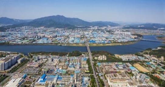 An industrial complex in Gumi, 261 kilometers southeast of Seoul, is shown in this photo provided by the Gumi city government on Jan. 23, 2018. (Yonhap)