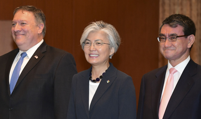 South Korean Foreign Minister Kang Kyung-wha poses for a photo, flanked by her American and Japanese counterparts -- Mike Pompeo (L) and Taro Kono -- before their talks in Seoul on June 14, 2018. (Yonhap)