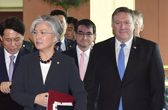 US Secretary of State Mike Pompeo, right, Japanese Foreign Minister Taro Kono, center, and South Korean Foreign Minister Kang Kyung-wha. (Yonhap)