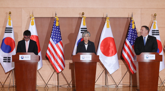 From right: US Secretary of State Mike Pompeo, South Korean Foreign Minister Kang Kyung-wha and Japanese Foreign Minister Taro Kono. (Yonhap)