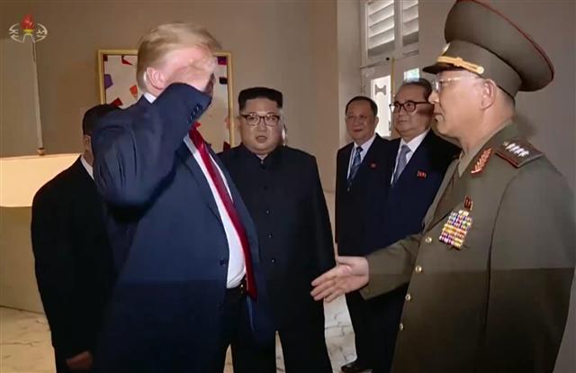 북한 관영 조선중앙TV가 14일 공개한 6ㆍ12 북미정상회담 기록 영상에서 도널드 트럼프 미국 대통령이 북한의 국방장관격인 노광철 인민무력상에게 거수경례를 하는 장면이 포착돼 미국 내에서는 논란이 일고 있다. 이 영상에서 트럼프 대통령은 김정은 북한 국무위원장의 안내로 노광철 인민무력상과 인사를 했다. 이때 노광철 인민무력상이 거수경례를 하자 트럼프 대통령도 재빨리 거수경례로 답례를 한 후 악수를 나눴다.  [조선중앙TV 캡처화면]
