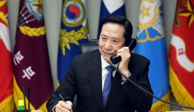 South Korea's Defense Minister Song Young-moo holds phone talks with US Secretary of State James Mattis on Aug. 16, 2017, in this photo, provided by his ministry. (Yonhap)