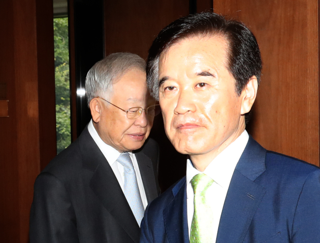 <YONHAP PHOTO-2901> 회의장 입구에서 만난 손경식 경총 회장과 송영중 부회장 (서울=연합뉴스) 정하종 기자 = 직무정지 조처를 당한 송영중 한국경영자총협회 상임부회장(오른쪽)이 15일 오전 서울 중구 서울클럽에서 열린 회장단 회의장으로 들어가며 손경식 회장과 조우하고 있다. 2018.6.15 chc@yna.co.kr/2018-06-15 09:30:05/ <저작권자 ⓒ 1980-2018 ㈜연합뉴스. 무단 전재 재배포 금지.>
<YONHAP PHOTO-2901> 회의장 입구에서 만난 손경식 경총 회장과 송영중 부회장 (서울=연합뉴스) 정하종 기자 = 직무정지 조처를 당한 송영중 한국경영자총협회 상임부회장(오른쪽)이 15일 오전 서울 중구 서울클럽에서 열린 회장단 회의장으로 들어가며 손경식 회장과 조우하고 있다. 2018.6.15 chc@yna.co.kr/2018-06-15 09:30:05/ <저작권자 ⓒ 1980-2018 ㈜연합뉴스. 무단 전재 재배포 금지.>