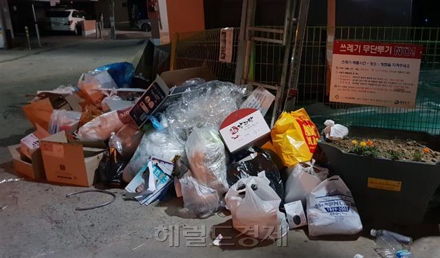 서울 홍대입구역 인근에 위치한 환풍구에 쓰레기가 버려진 모습(왼쪽 사진). 지난 12일 서울 영등포구 당산동 한 주택가 골목에 무단투기된 생활 쓰레기. 	 이현정 기자/rene@heraldcorp.com