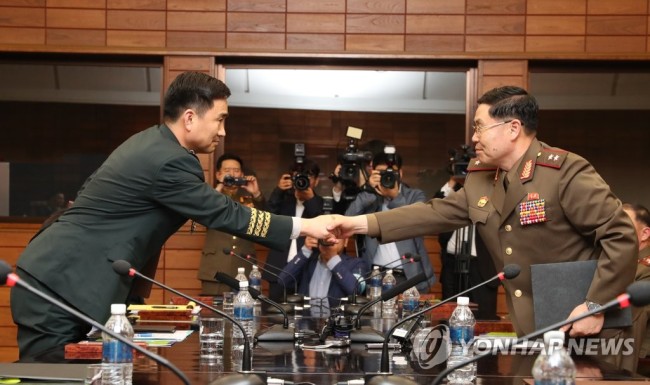 김도균 남쪽 수석대표(왼쪽)와 안익산 북쪽 수석대표가 14일 오후 경기도 파주시 판문점 북쪽 통일각에서 남북 장성급회담을 마친 뒤 공동보도문을 교환하고 있다. [사진공동취재단=연합뉴스]
