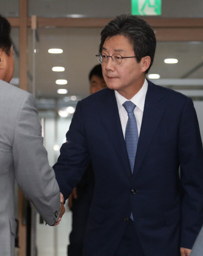 [사진설명=바른미래당 유승민 공동대표가 14일 서울 여의도 당사에서 열린 기자회견에 앞서 당직자들과 악수하고 있다. 사진제공=연합뉴스]