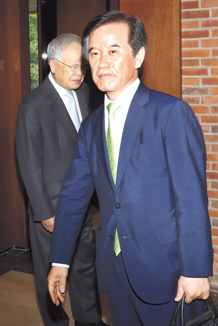 직무정지 조처를 당한 송영중 한국경영자총협회 상임부회장(오른쪽)이 15일 오전 서울 중구 서울클럽에서 열린 회장단 회의장으로 들어가며 손경식 회장과 조우하고 있다.
[연합뉴스]