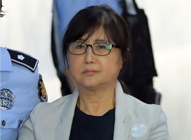 Choi Soon-sil appears at the Seoul High Court in Seocho-gu, southern Seoul Friday. (Yonhap)